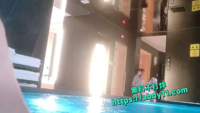 洗浴会所偷拍浴池里聊天的两姐妹 1