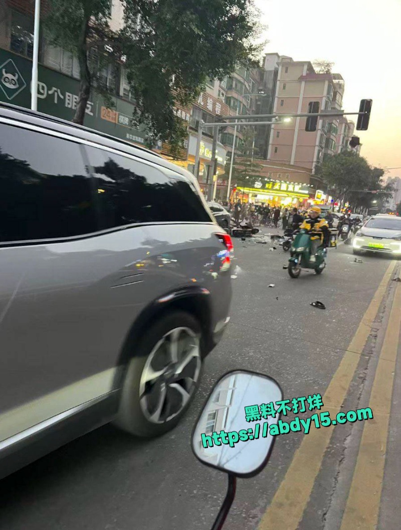 广州花都龙珠路杏林花园车祸 2