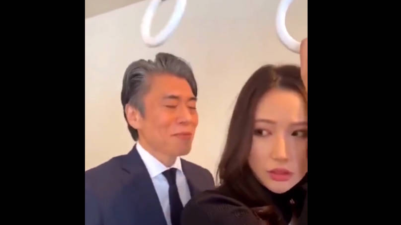 【新奇视频】电车痴汉原来是这么搞出来的哦
