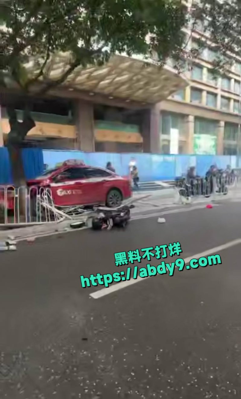 广州的士撞到一片人2