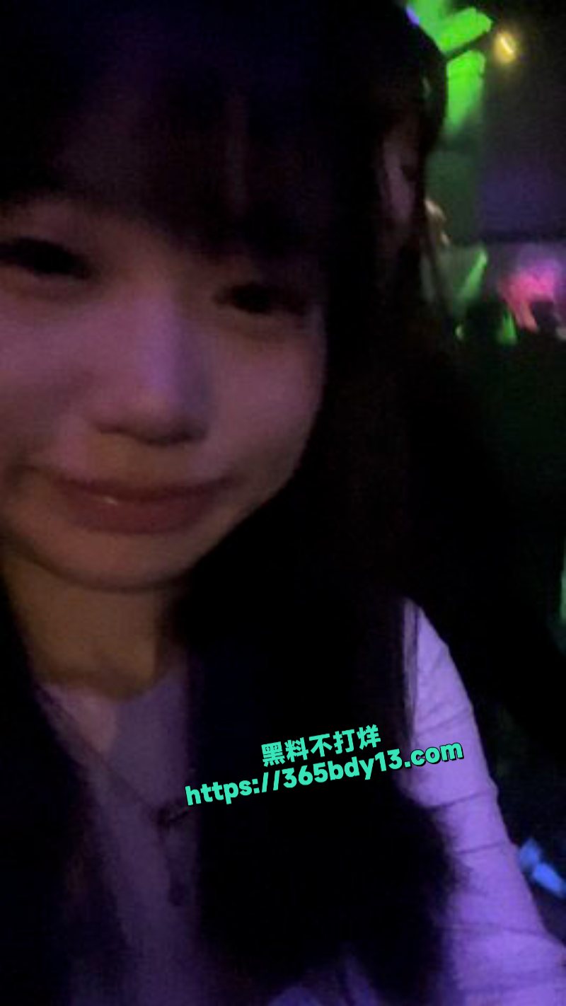 反差眼镜妹momocats平时学霸背后却是只骚母狗给金主老头操17