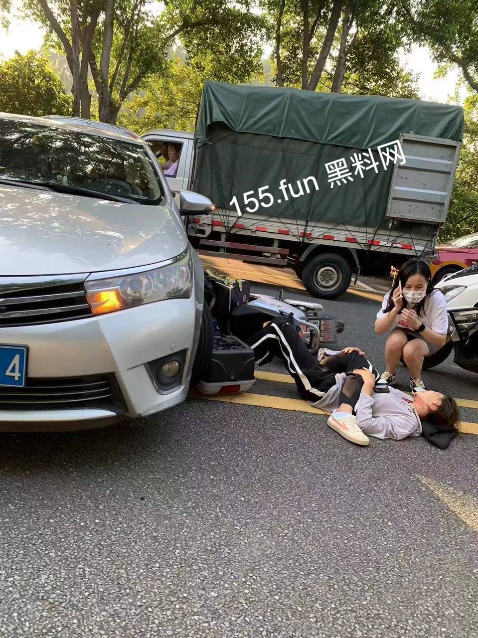 车祸现场 乐跑一女生被撞的腿弯了好几弯