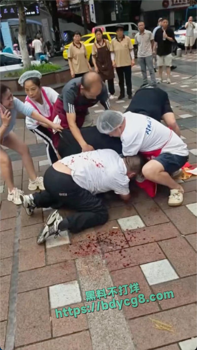 重庆两家面馆老板为了抢客拿刀砍人4