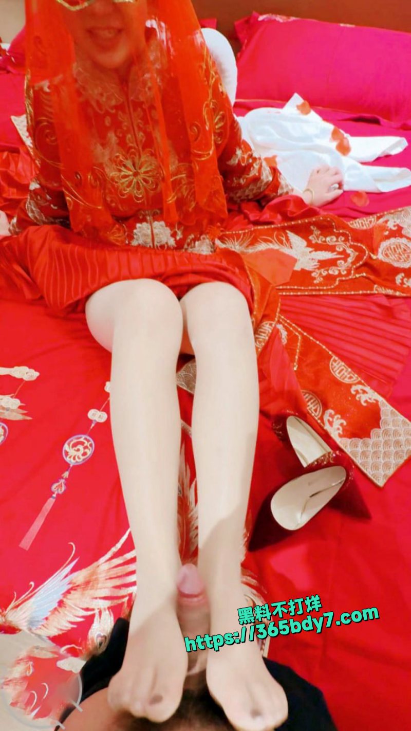 姐姐穿上秀禾被弟弟爆操2