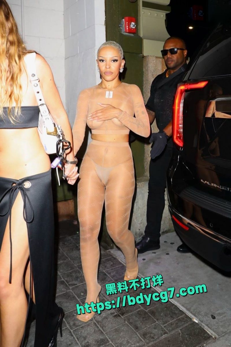 美国说唱歌手DojaCat纽约出席活动身着透视装14