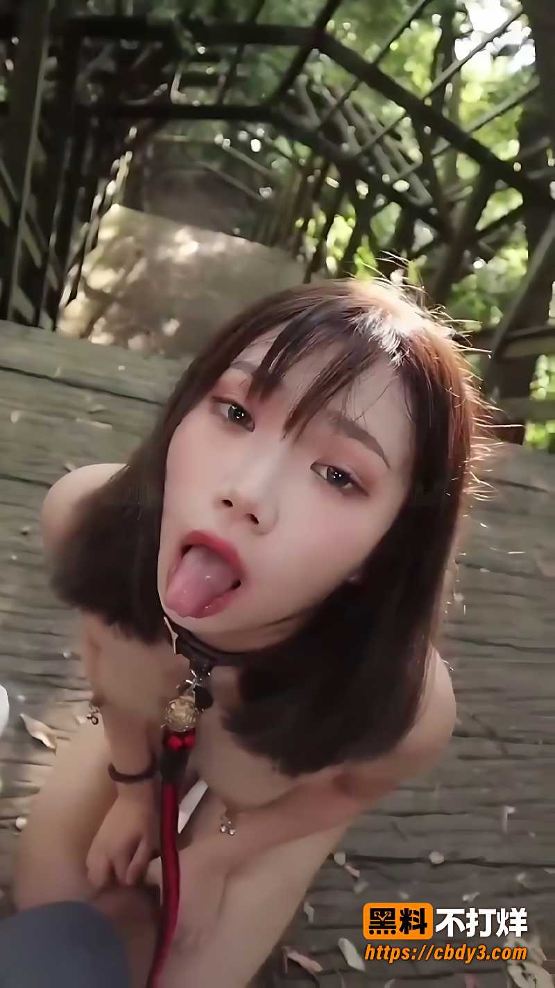 户外木平台戴项圈嗦肉棒俯卧露背3