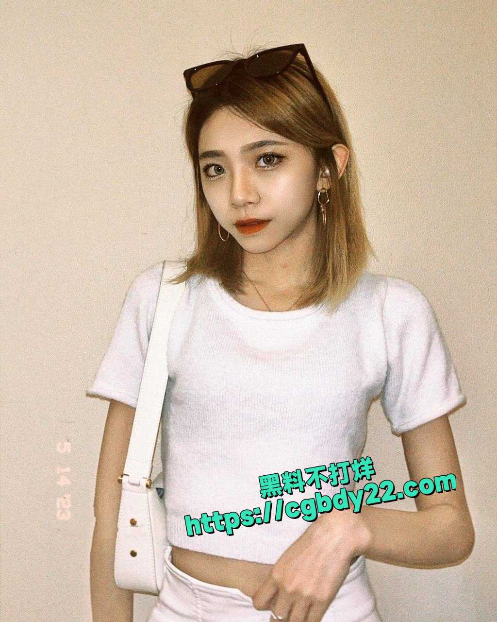 偷拍大神蹲守很久才拍到的IG小网红尿尿3