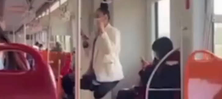 公交车上女子头发吊扶手练功 声称治疗颈椎 太离谱了 网友直呼看不懂