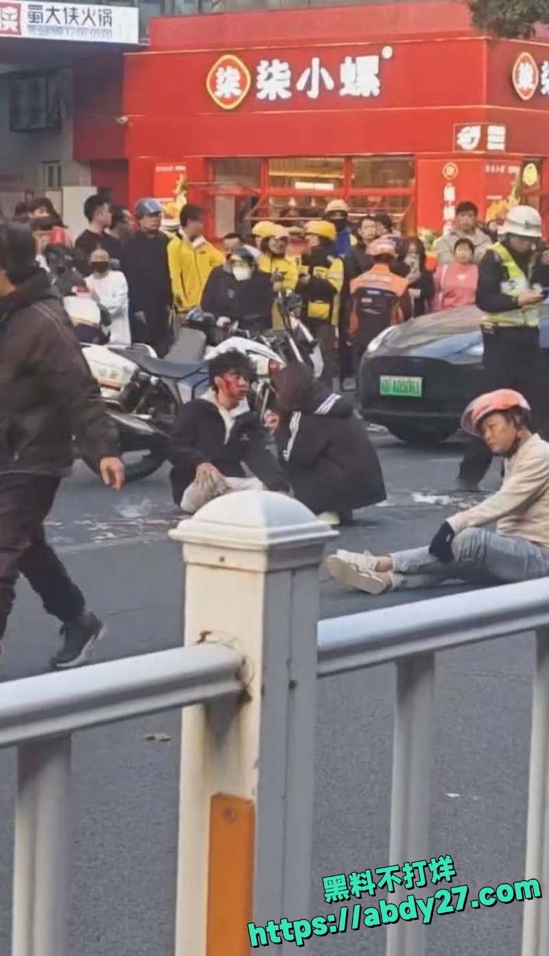 精神小伙带女友飞车撞人事件3