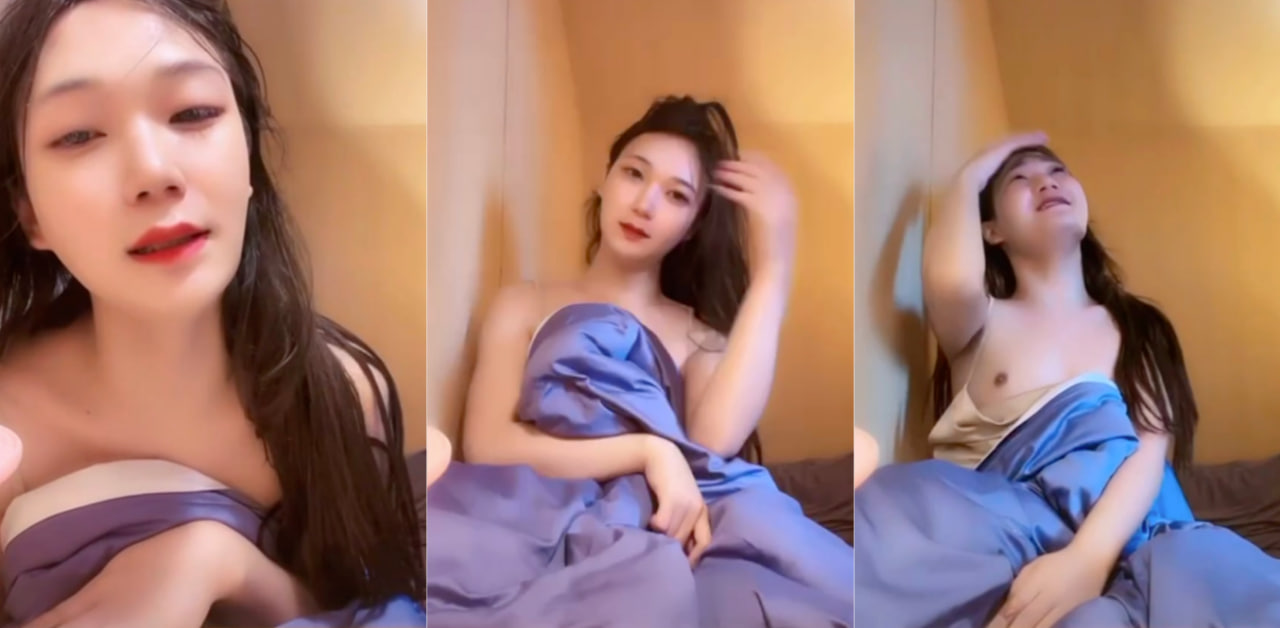 抖音 思思 直播时大方的裸露奶子奉献给粉丝们的眼球！黑葡萄稳稳当当的被一览无余～