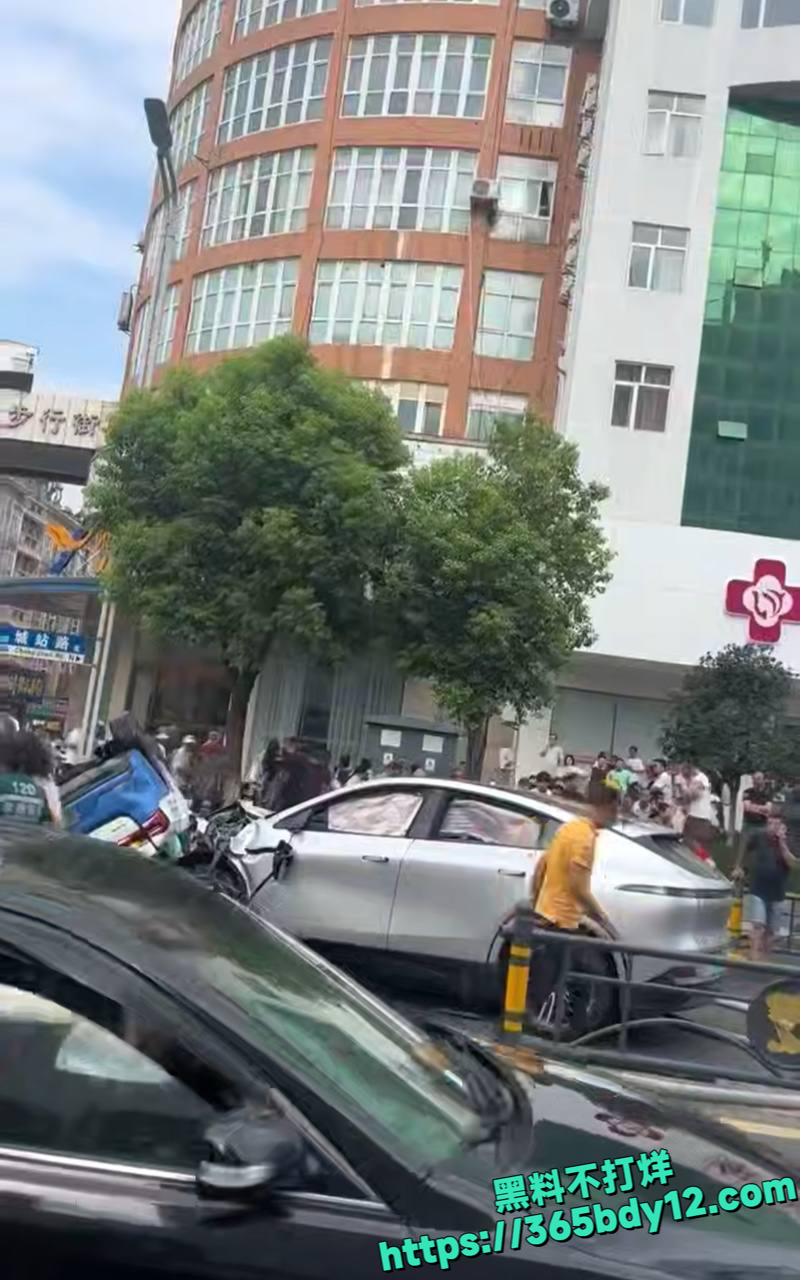 湖北孝感出租车司机路怒症发作3.