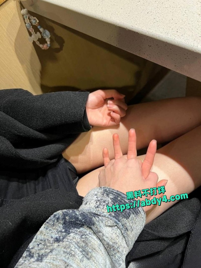 推特顶级约炮大神热衷于开发清纯女大学生多人轮操4