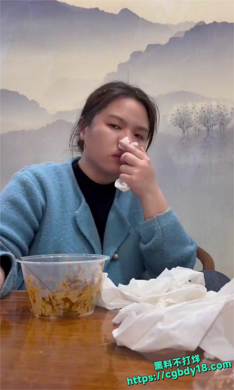 找男模没钱给 吃屎抵账