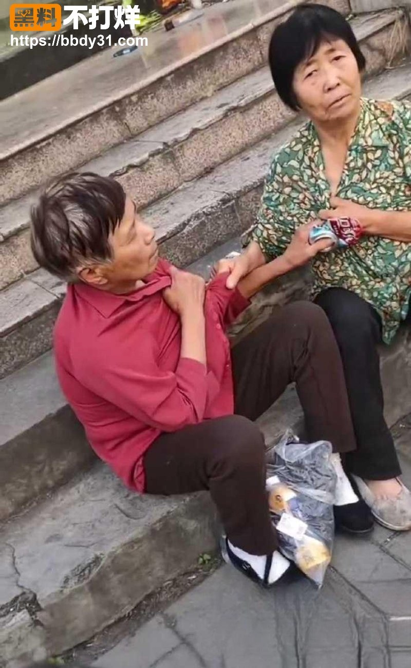 中国大妈为塑料瓶街头互撕拽衣领7
