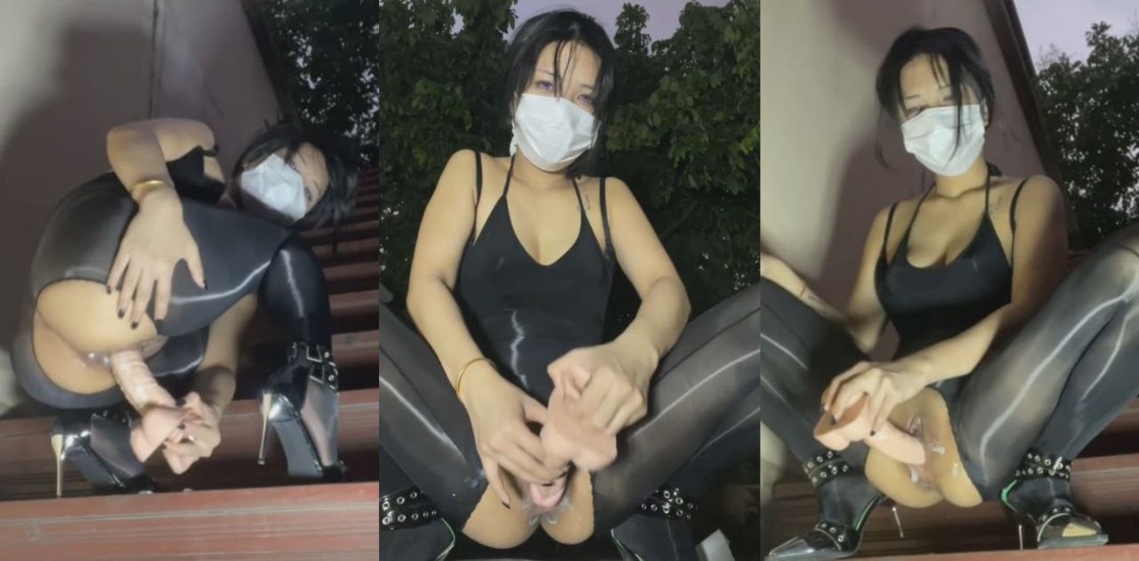 极品福利姬你的KK 最新万元定制 户外连体黑丝极限露出自慰 白浆四溢插到喷尿