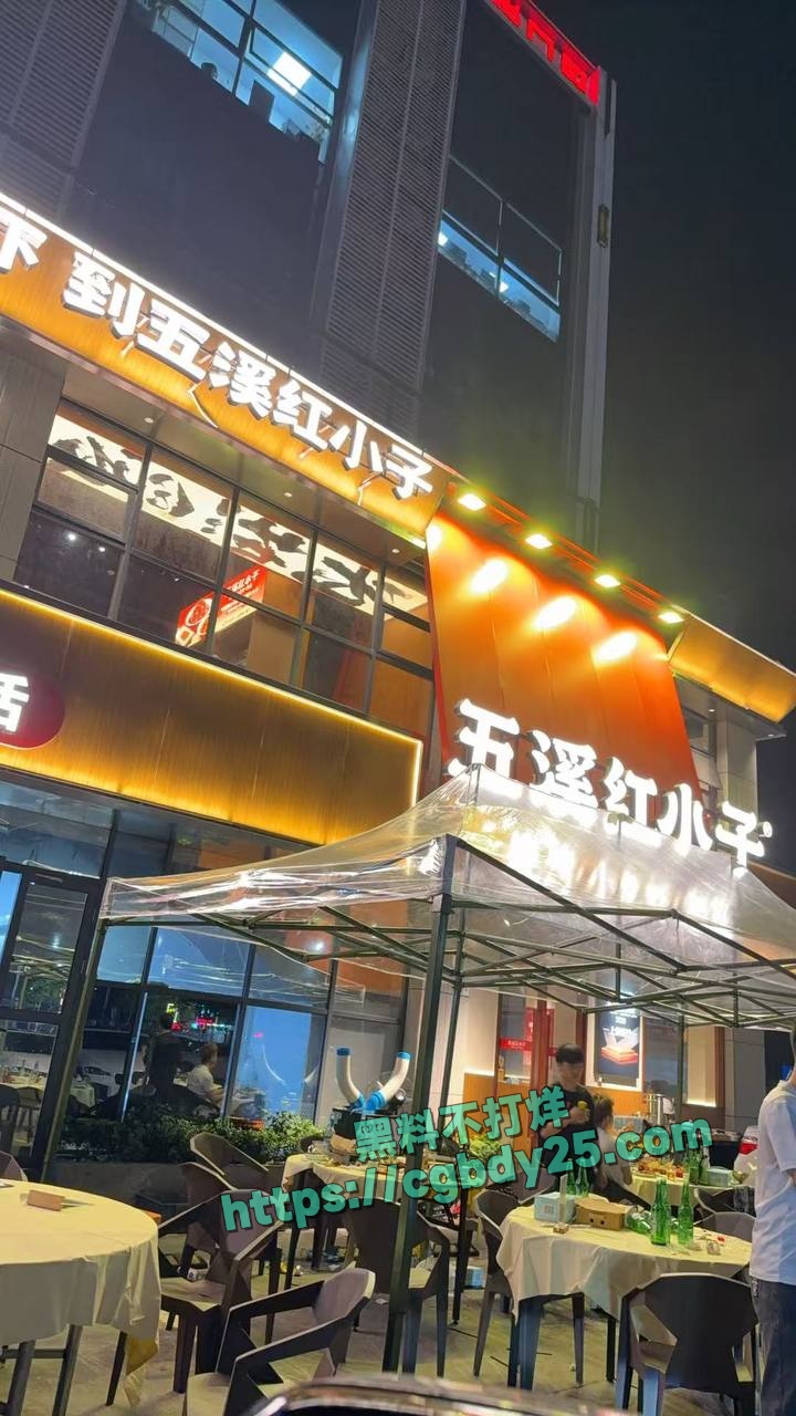 深圳龙华区五溪红小子饭店厕所激情被偷拍6