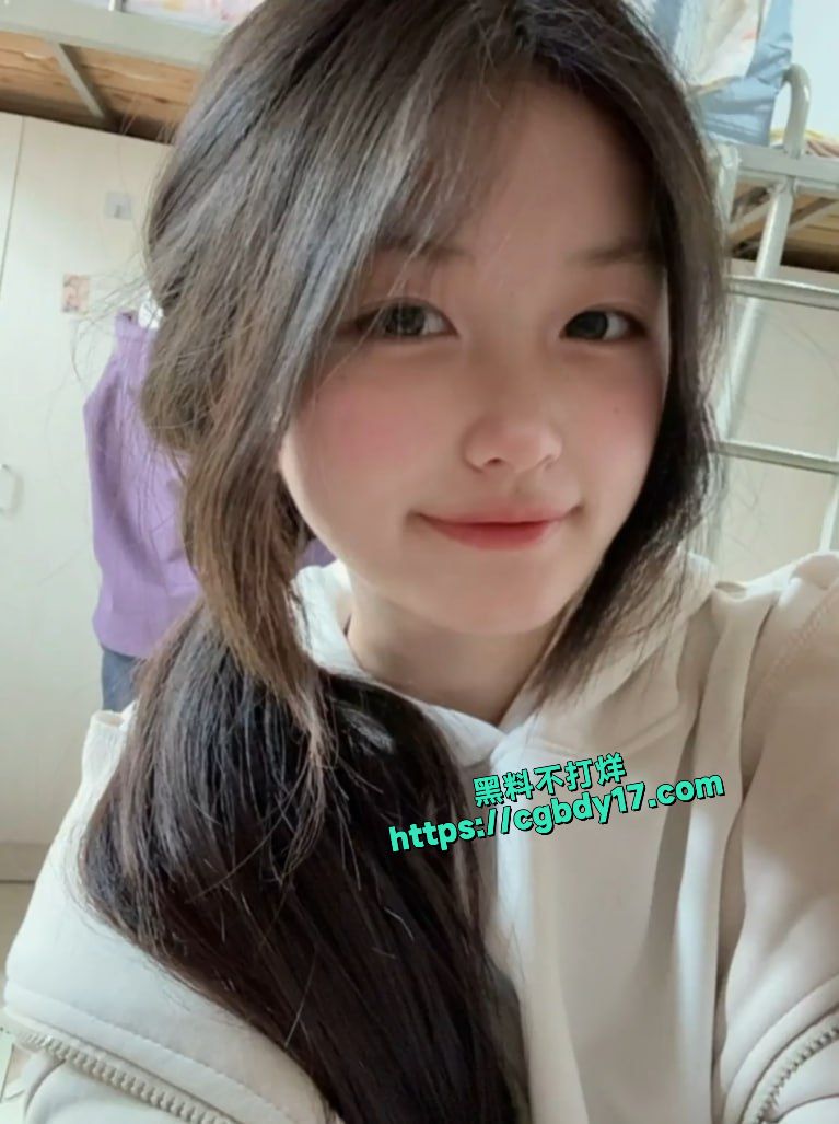 怀化职业技术学院李艺 居家自拍掰开自己的骚穴让男友看1