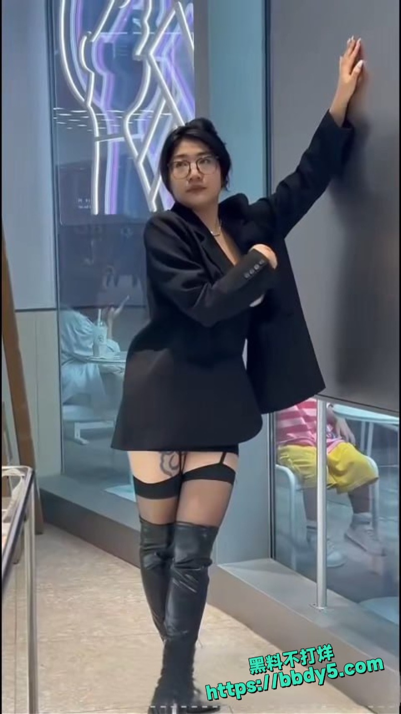 顶级反差婊 商场全裸吃面7