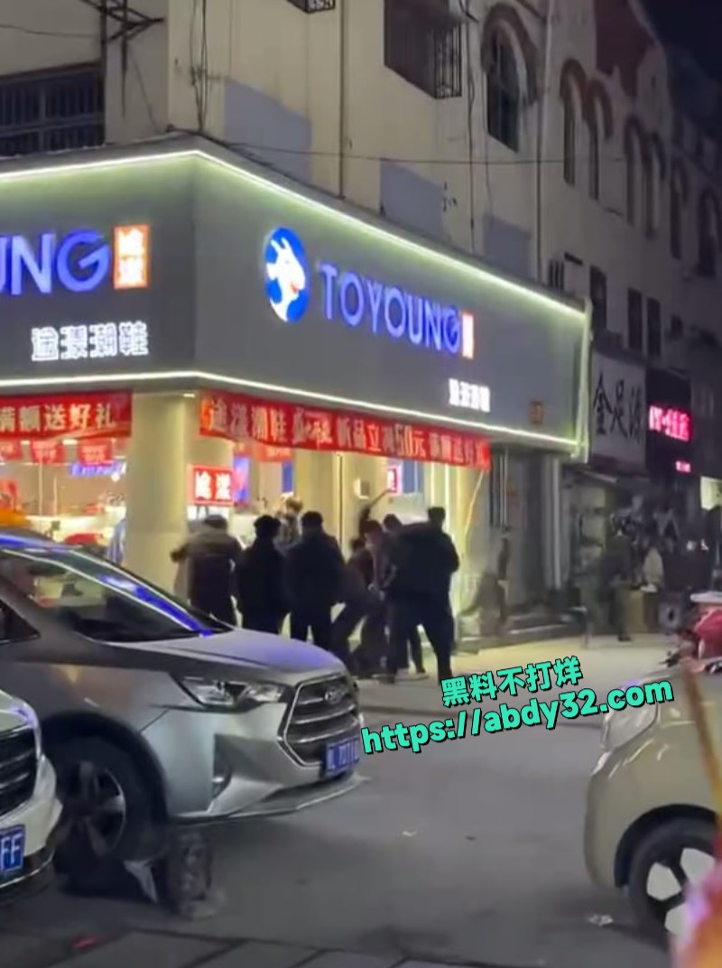 山东菏泽曹县精神小伙打人砸店
