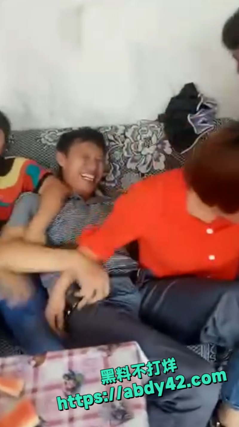 大妈去脱大爷的裤子 9
