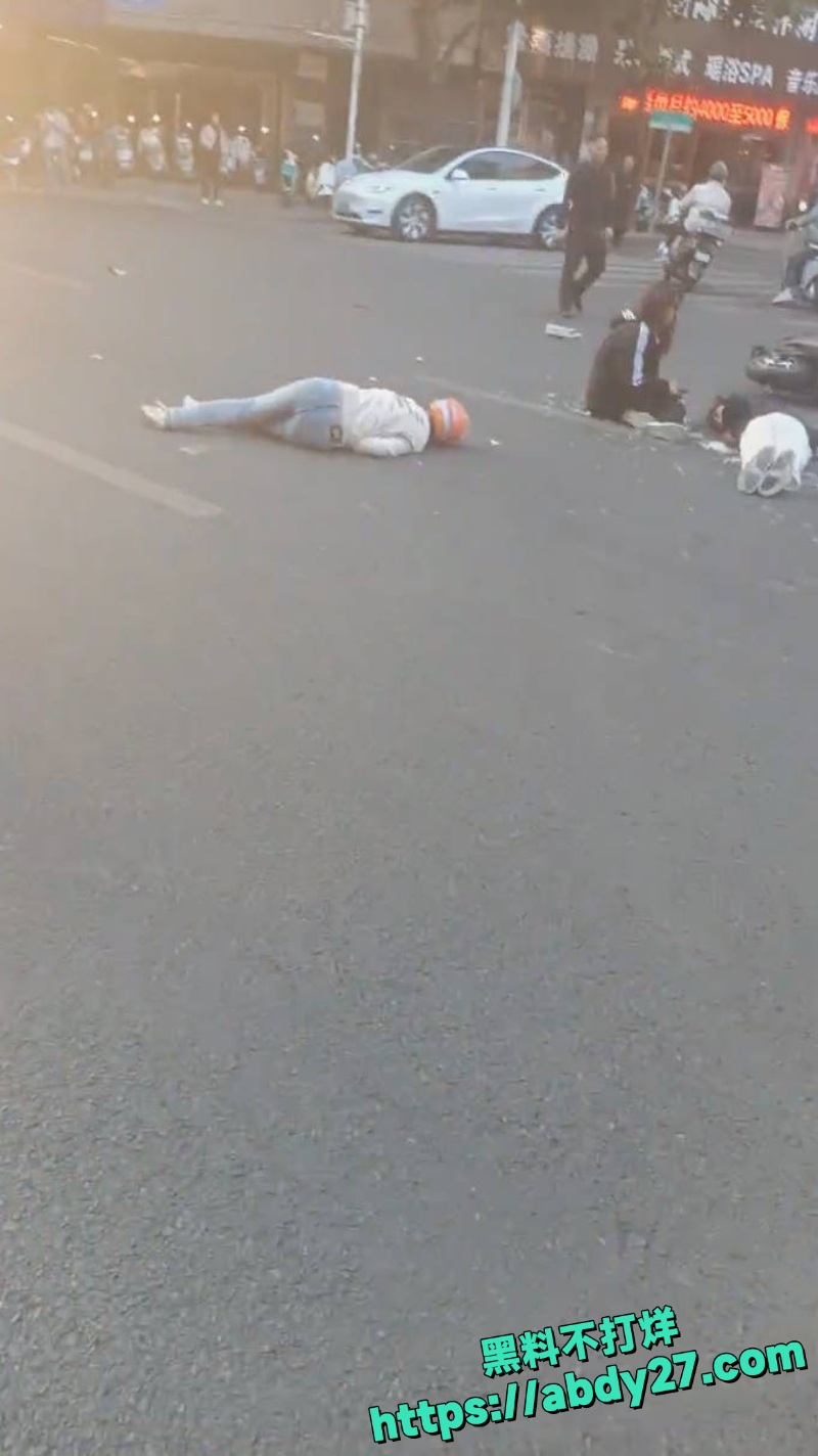 精神小伙带女友飞车撞人事件5