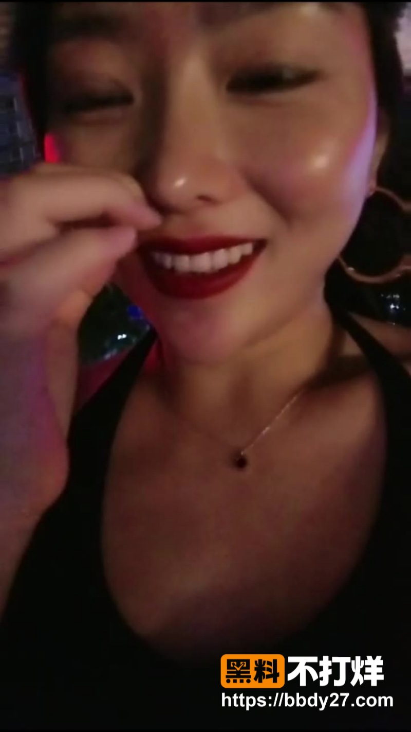 美娇娘在车里主动勾搭小哥
