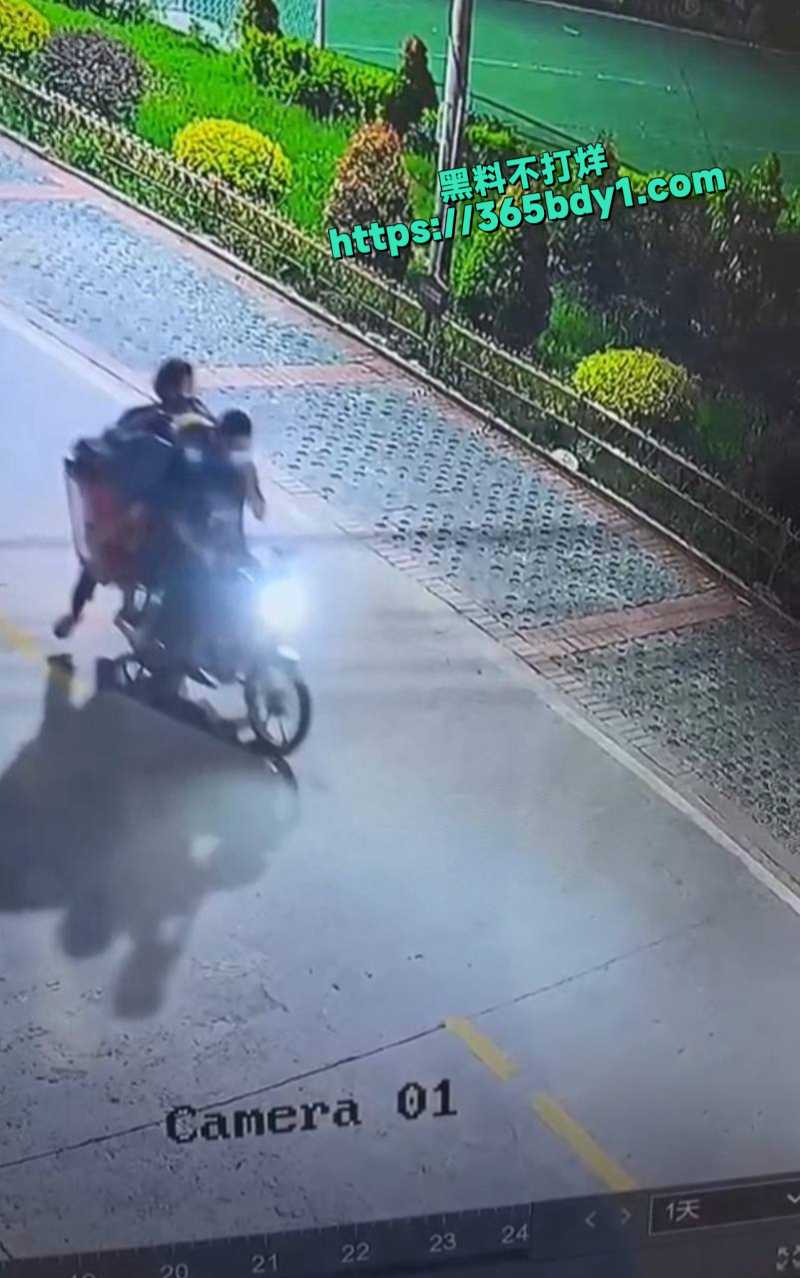 精神小伙手头紧偷走功德箱3