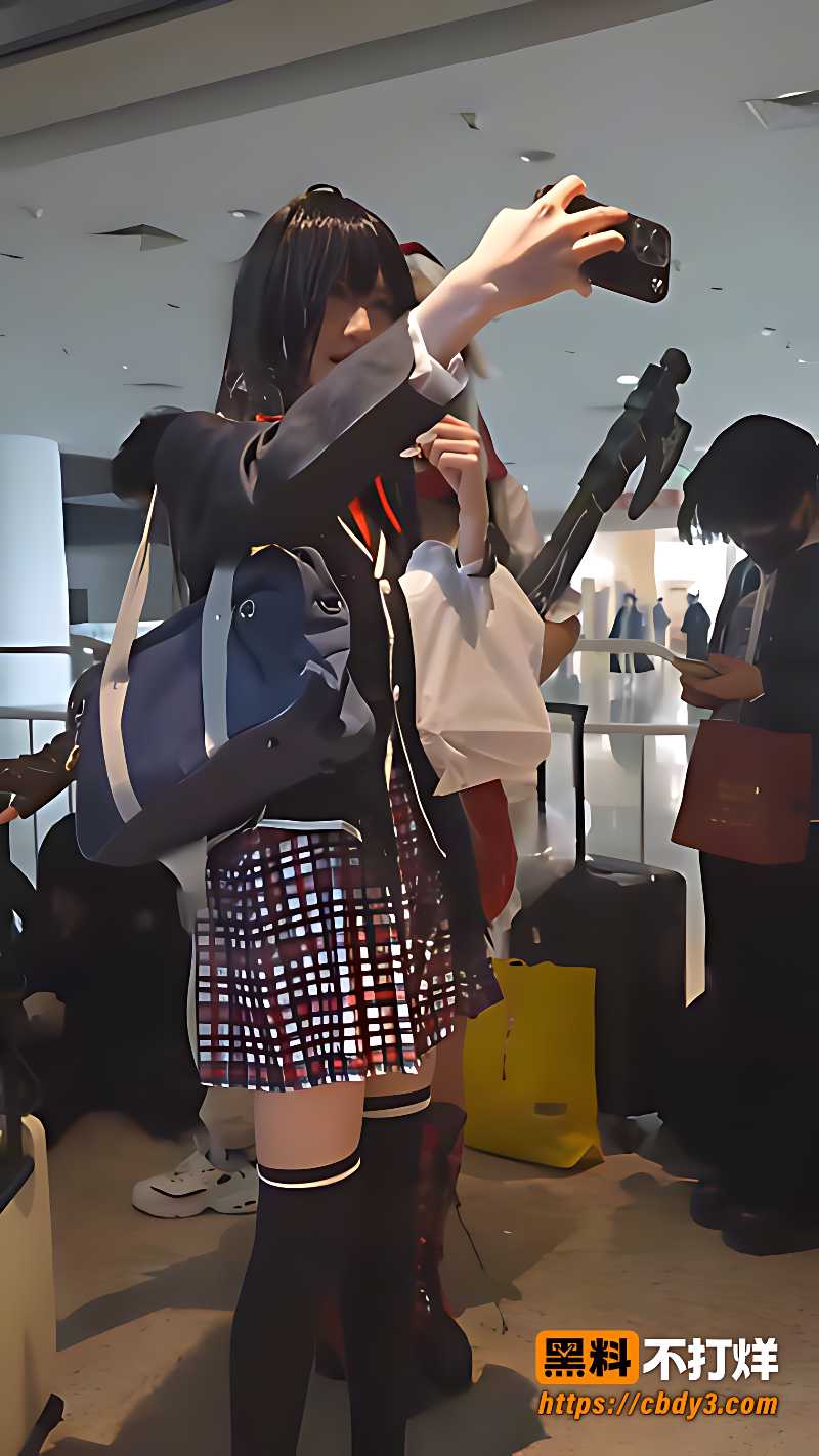 Cos嫩妹在走廊提起裙摆露内裤2