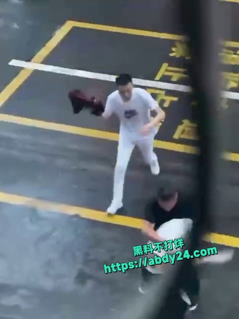 三名人员在公共街道发生激烈对峙 3
