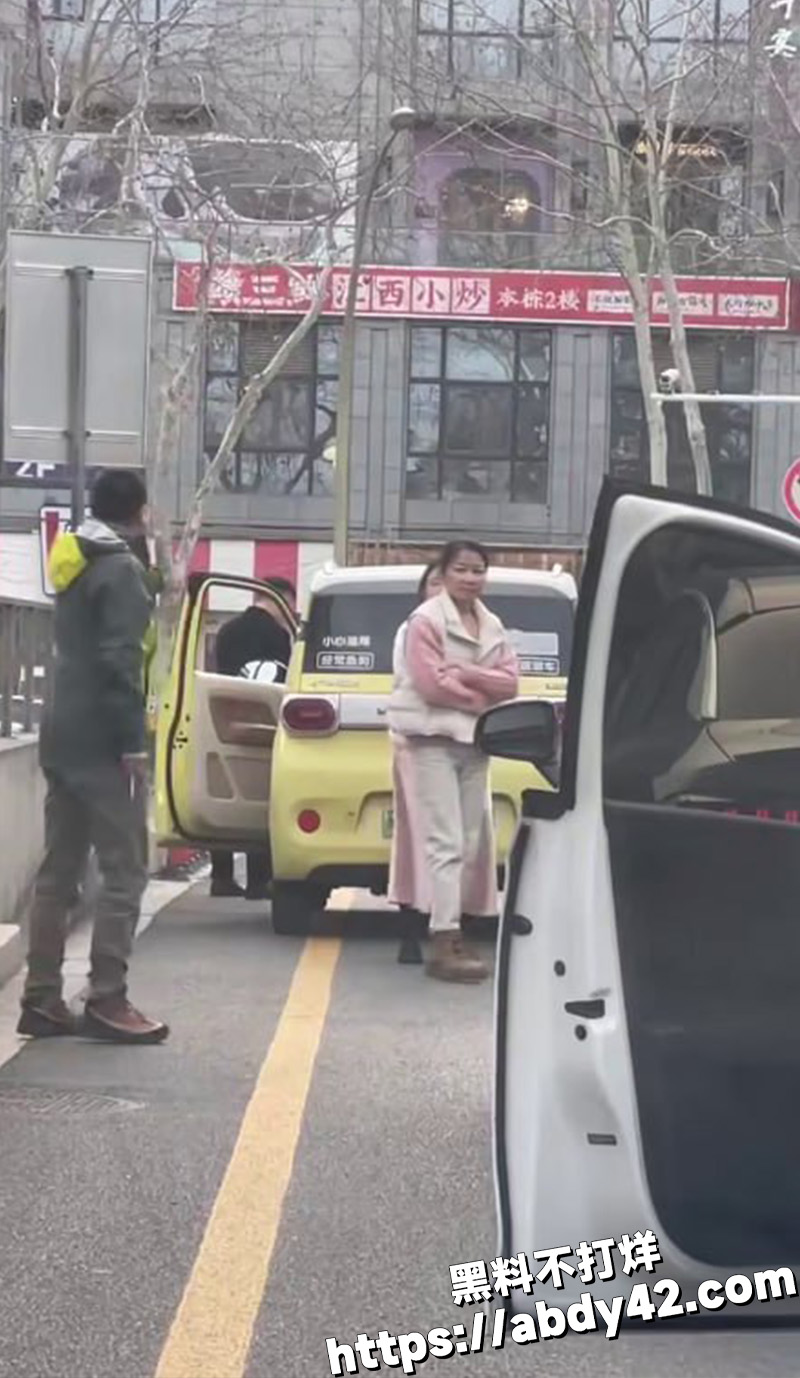 江苏扬州男子和女子两车发生剐蹭.jpg4
