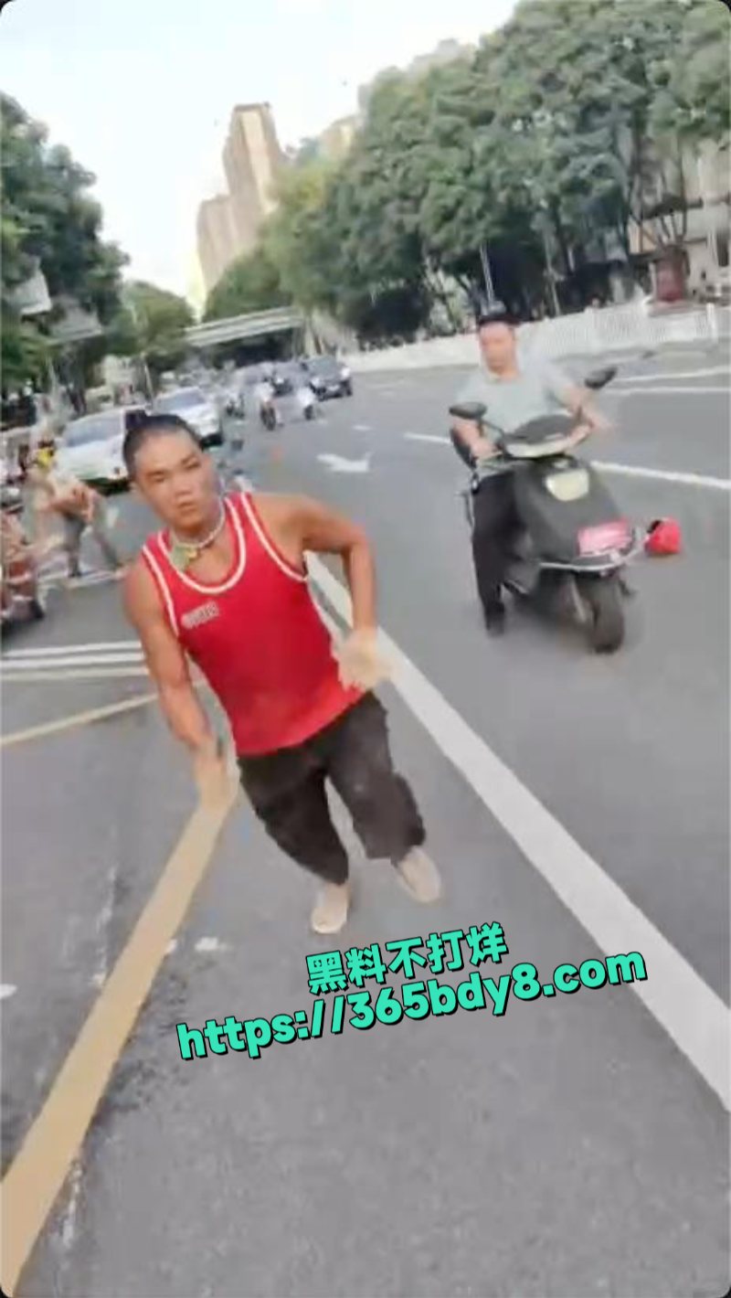 广西南宁一男子在街头抢劫后持刀捅人3