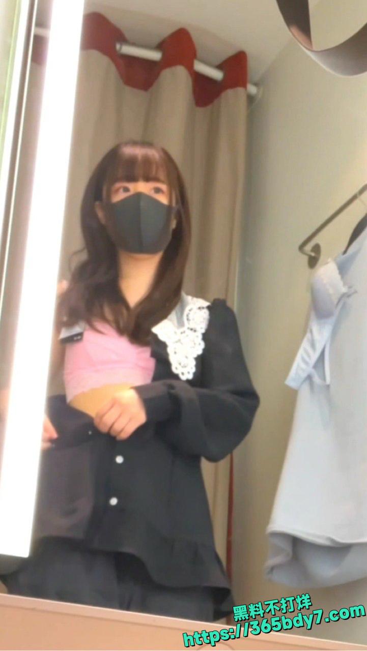 学生妹更衣室换衣被针孔偷拍4