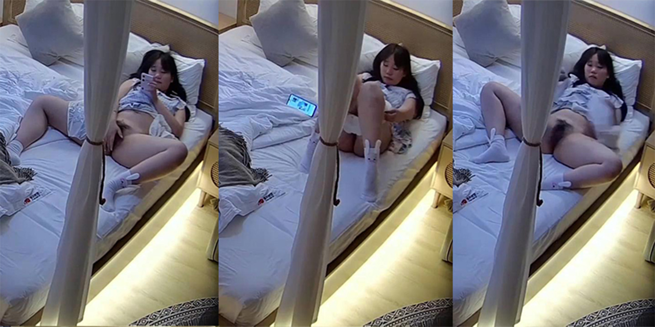 酒店监控偷拍外表清纯嫩妹独自住酒店 深夜看黄片情难自禁只能自己解决