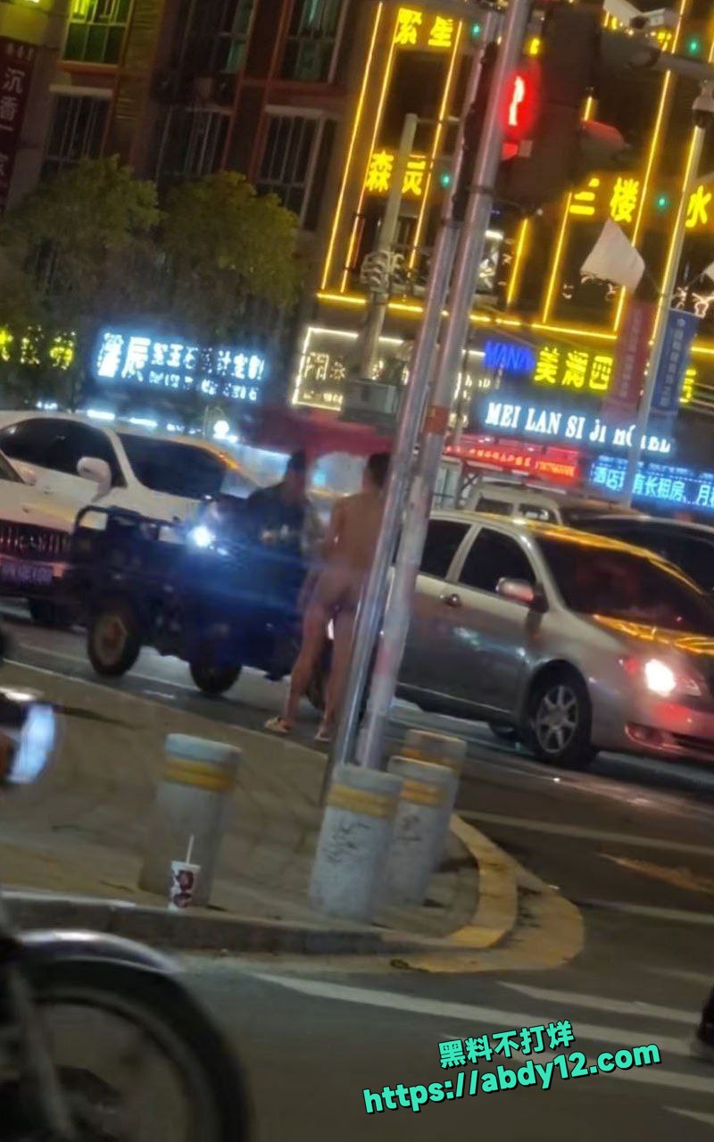 深圳水贝珠宝城傍晚高峰惊现全裸男 2