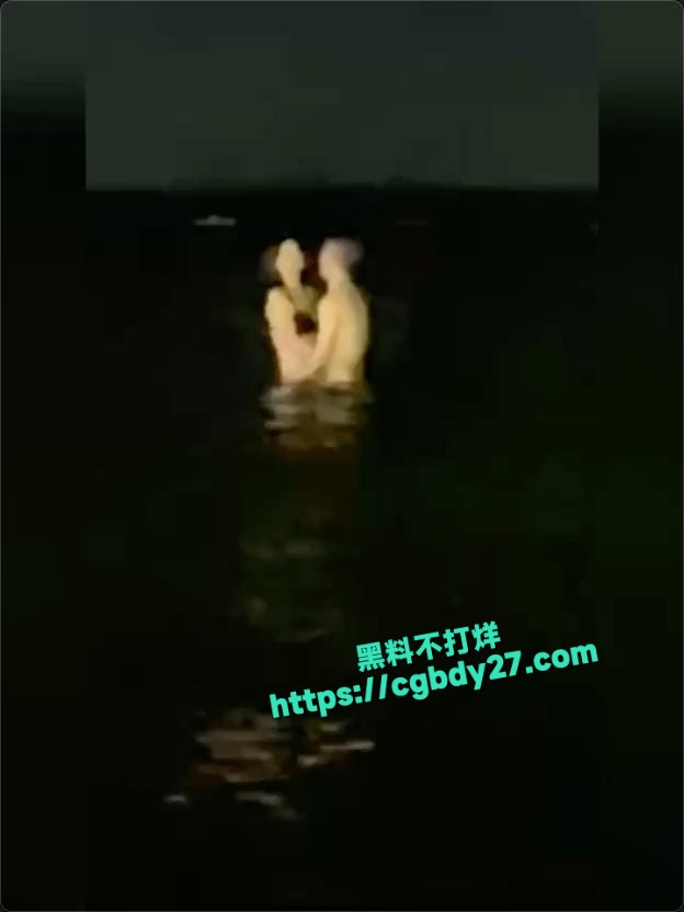 某地海边惊现小情侣水中做爱春色一幕毫不避讳3
