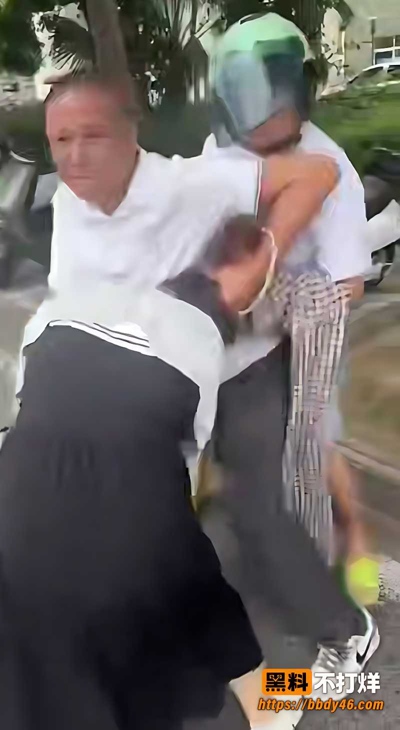 原配当街撕渣男和小三5