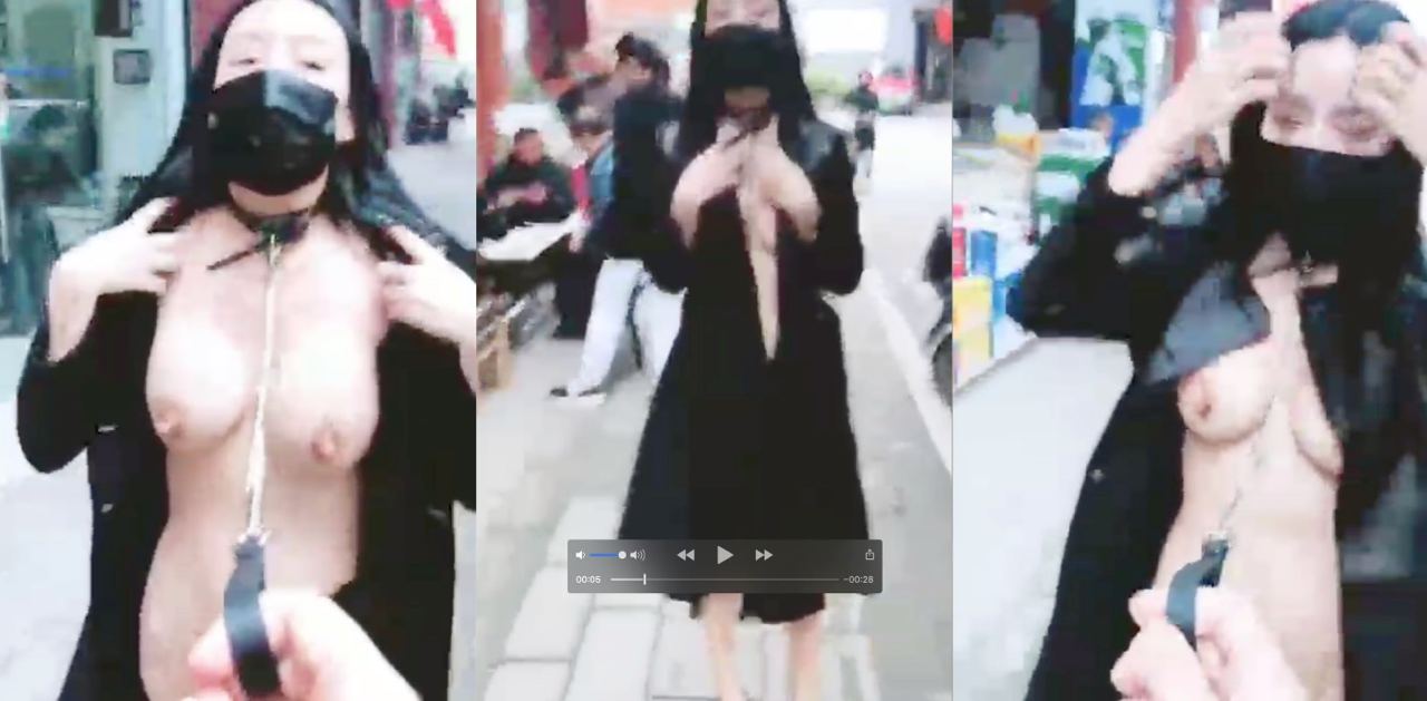 黑色大衣极品暴露狂 繁华街头人流中全裸露出 极致公共反差刺激