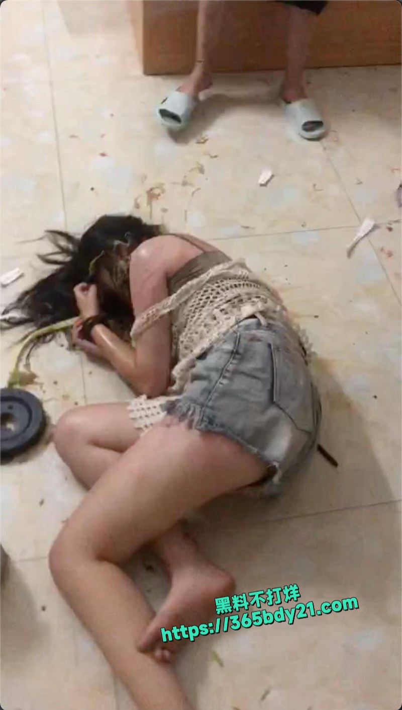 两广地区一群精神小妹房内狂殴小姑娘 9