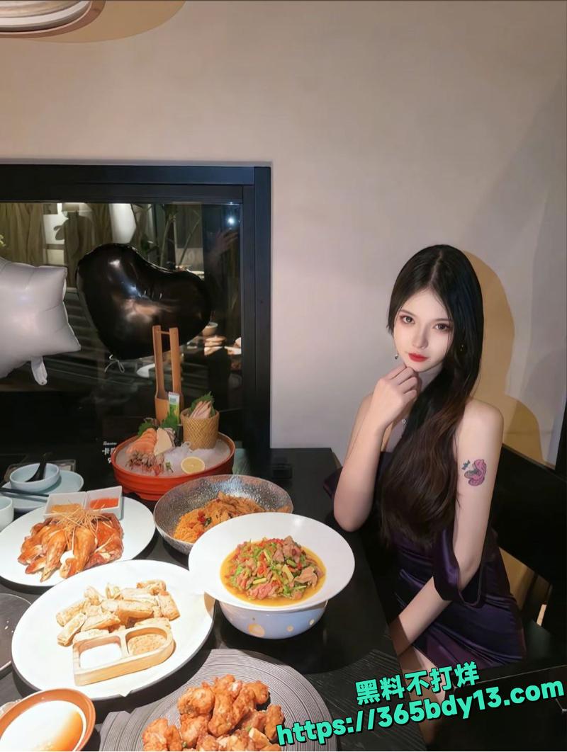 广西桂林00后骚妻刘娜约炮惊爆3P视频流出4.j
