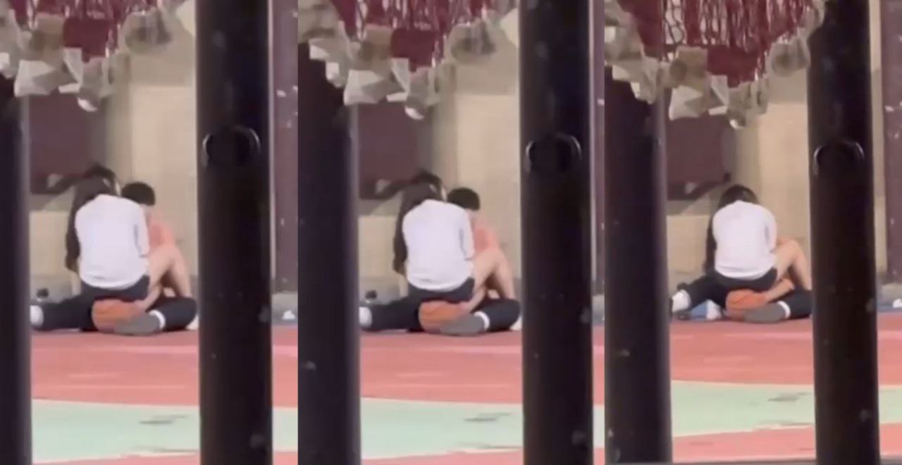 广西民族师范学院户外篮球场一对小情侣公然上演亲密大戏！几名路人学生妹现场解说十分热闹！