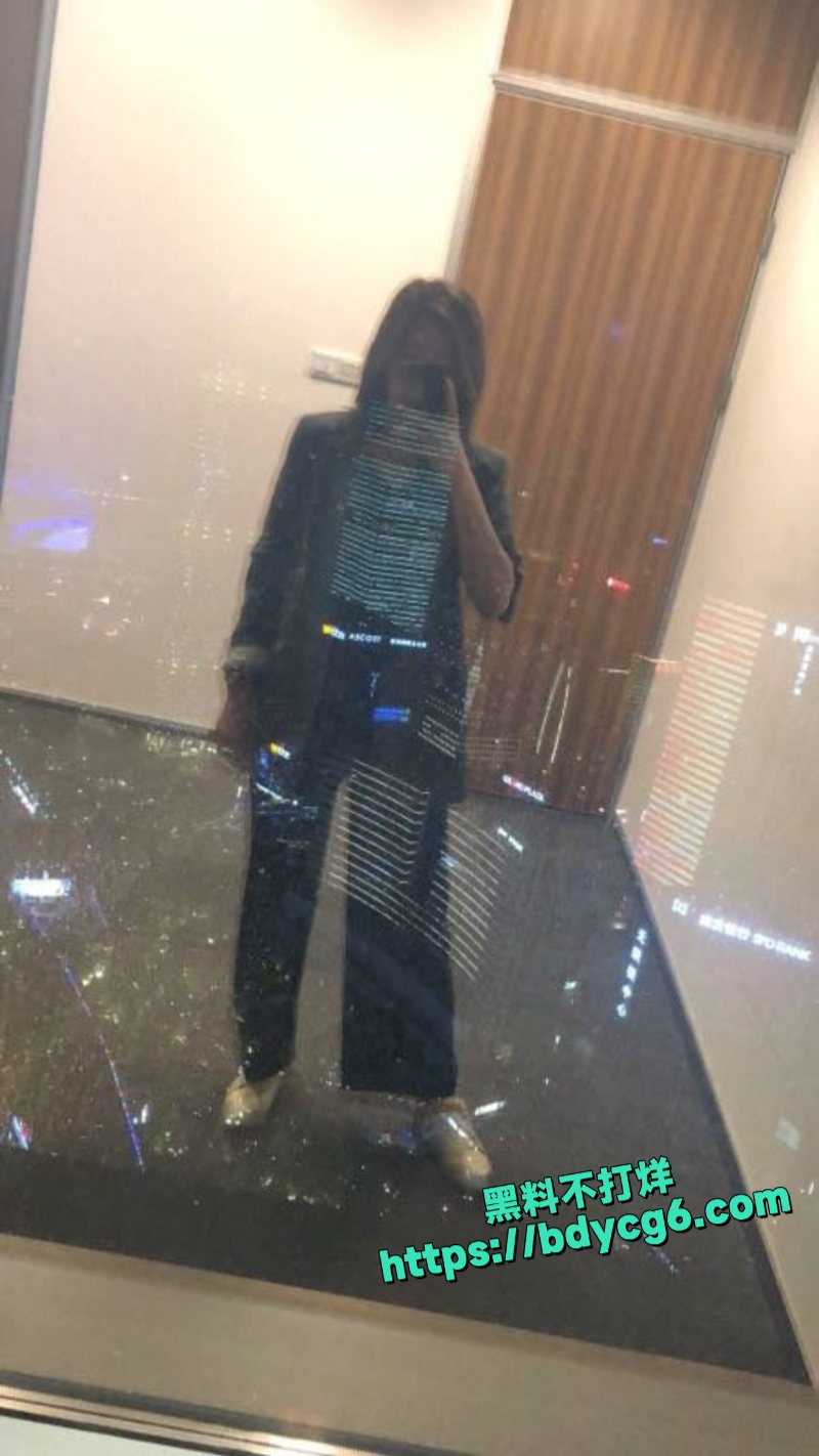 极品眼镜小姐姐大尺度自拍流出5