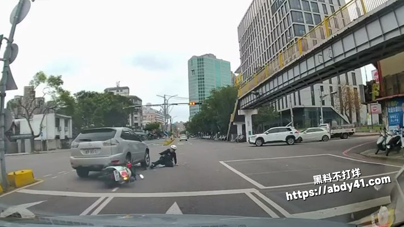 台湾新竹撞车后碾压警察.jpg3