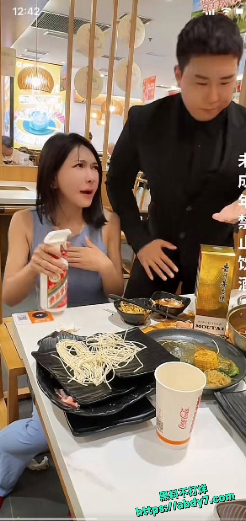 中国奇葩艳星龚玥菲酒店一对一裸聊 4