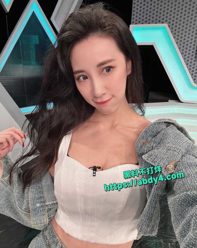 33.4万粉丝的极品高颜值巨乳网美喬歆与前男友早期自拍