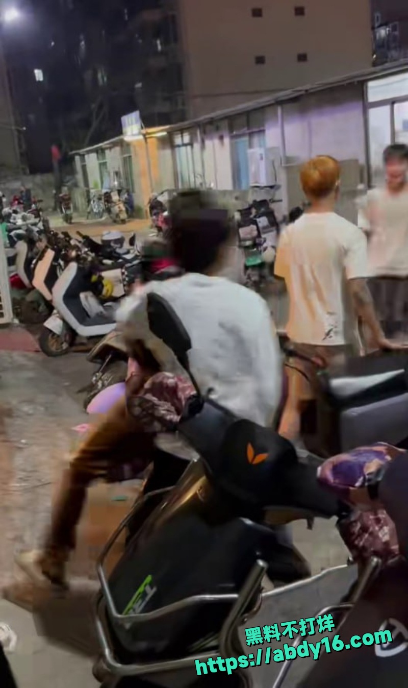 精神小伙深夜拔刀互砍 1