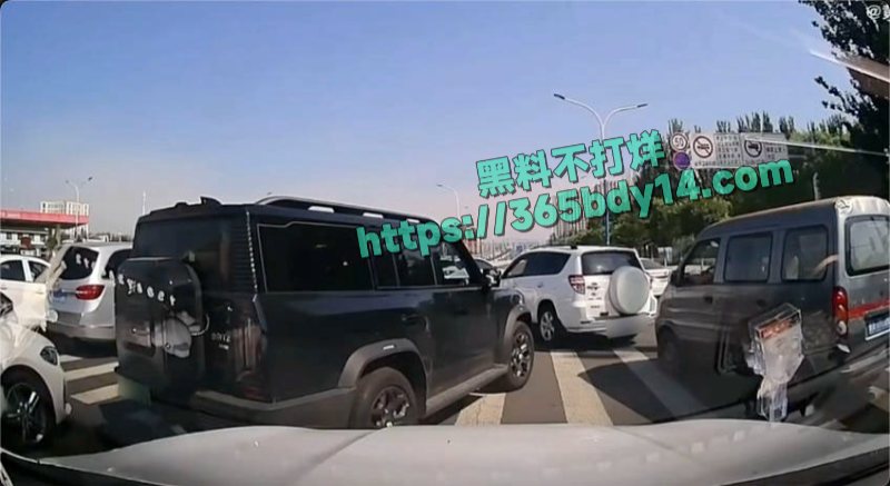 呼和浩特市白衣女子驾车插队将人打伤下车录视频倒打一耙7