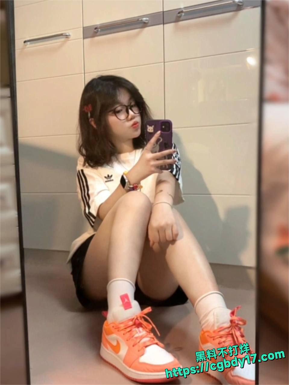 清纯大二甜妹自拍自慰4