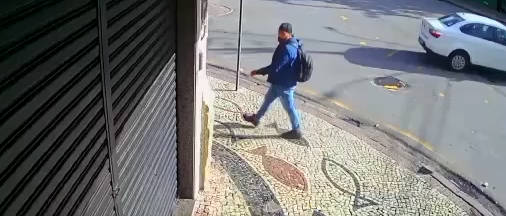 【新奇视频】匪徒绑架人质，被下班警察当场枪毙！