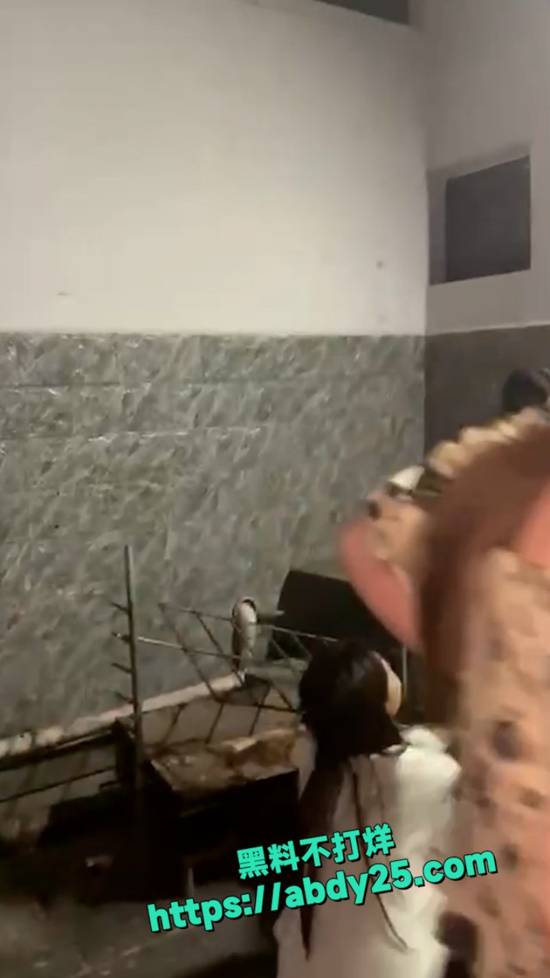 清纯妹妹被精神小妹群殴 10