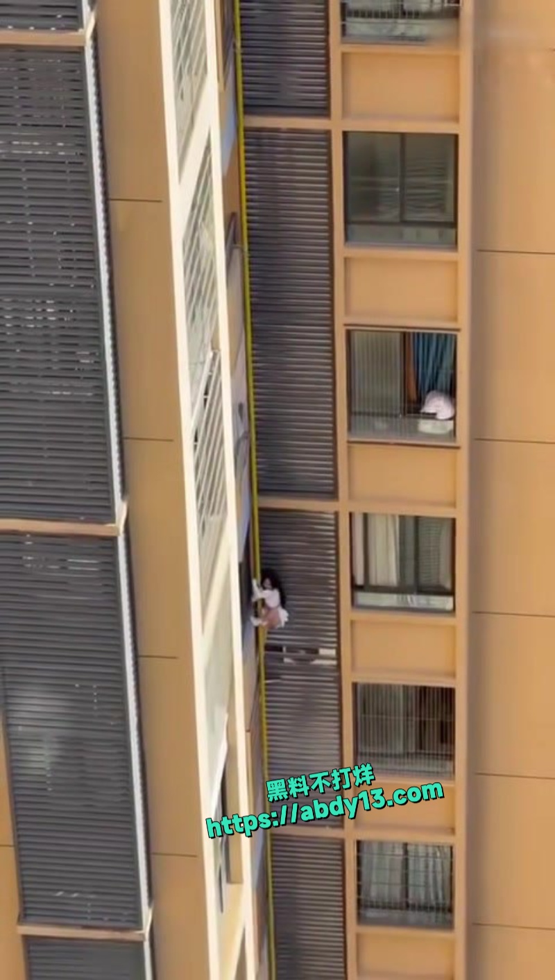 女子高楼翻窗逃跑 3
